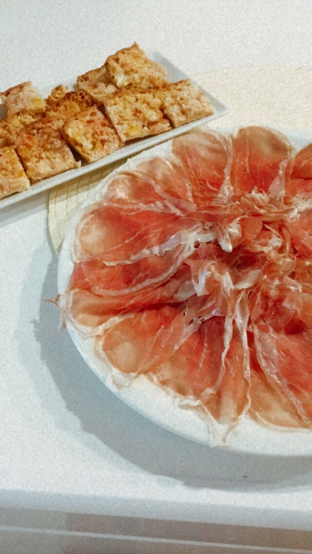 Plato de jamón ibérico con pan de cristal