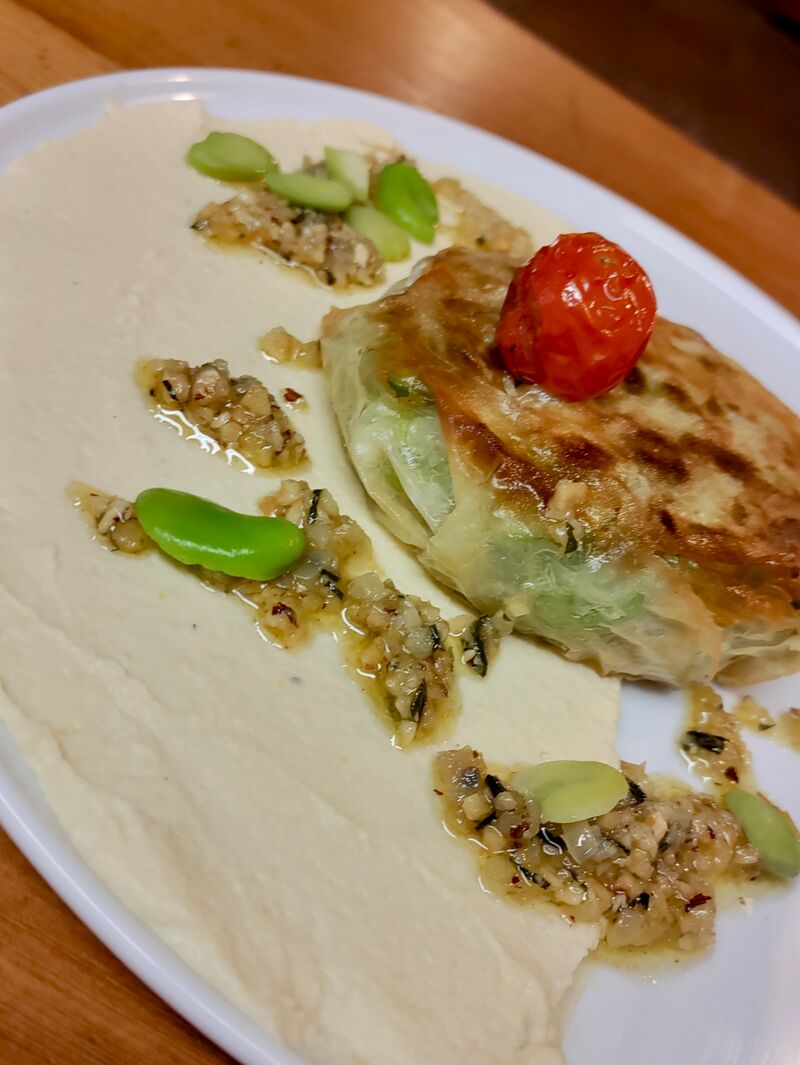 Pastilla feta, fèves, tomates confites, houmous 