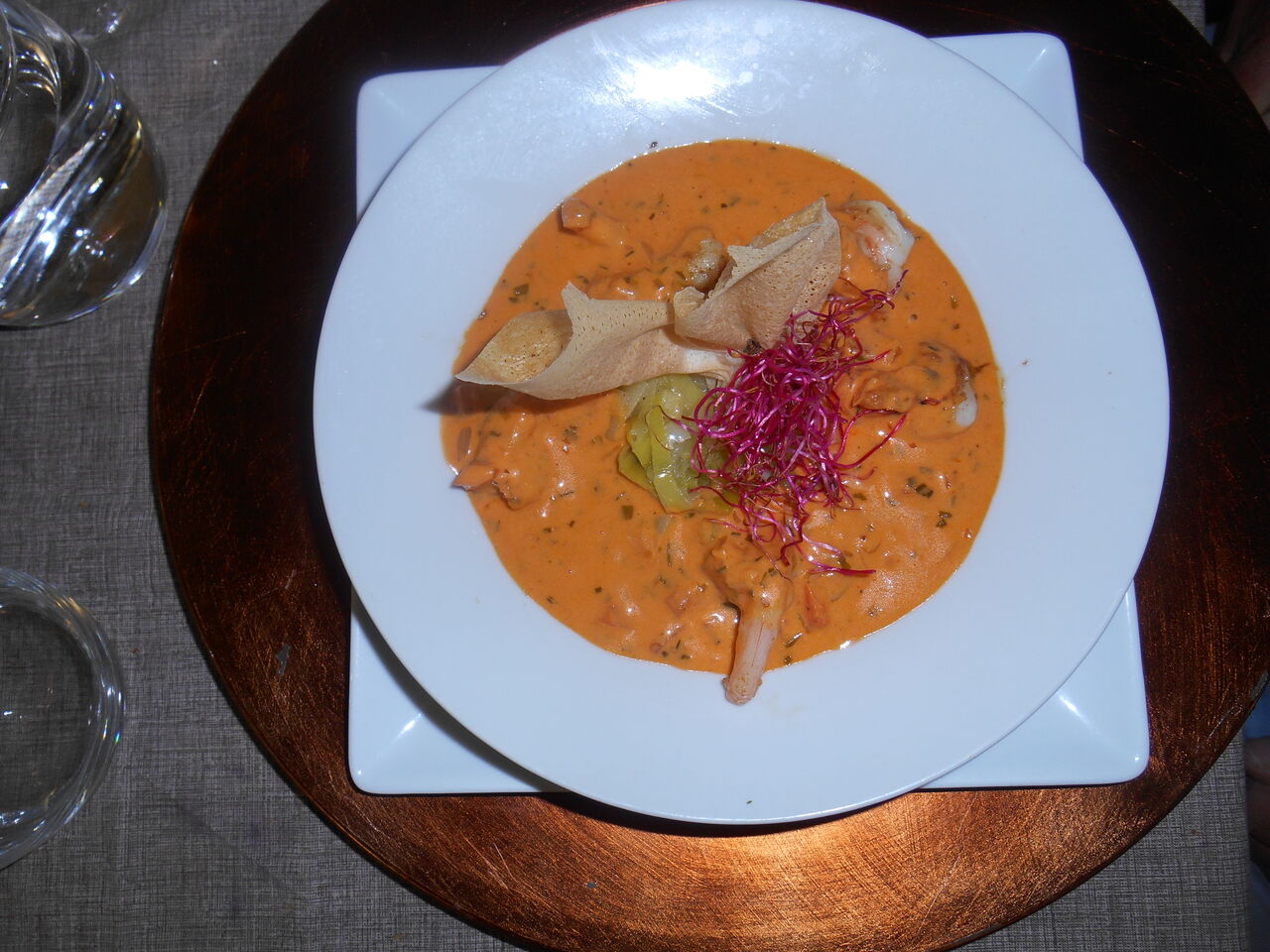 Queues de crevettes sautées sauce au curry rouge et tombée de poireaux à la vanille