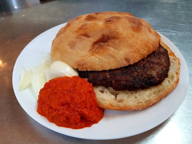 Juneća pljeskavica u lepinji, luk, ajvar