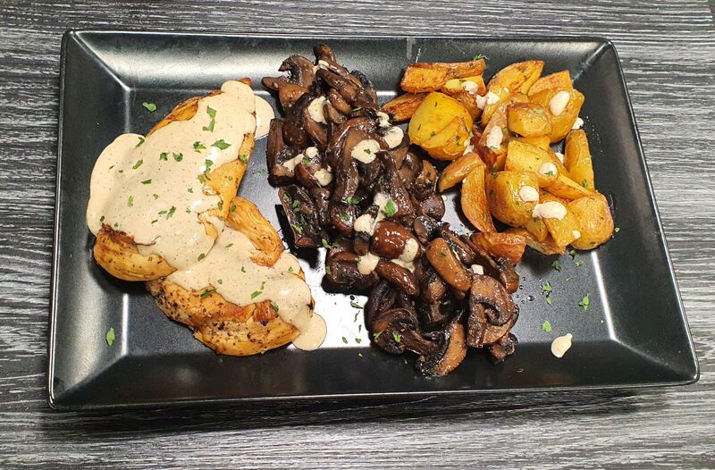 Filet de poulet sauce aux poivres, poêlée de champignons bruns et pomme de terre rissolées