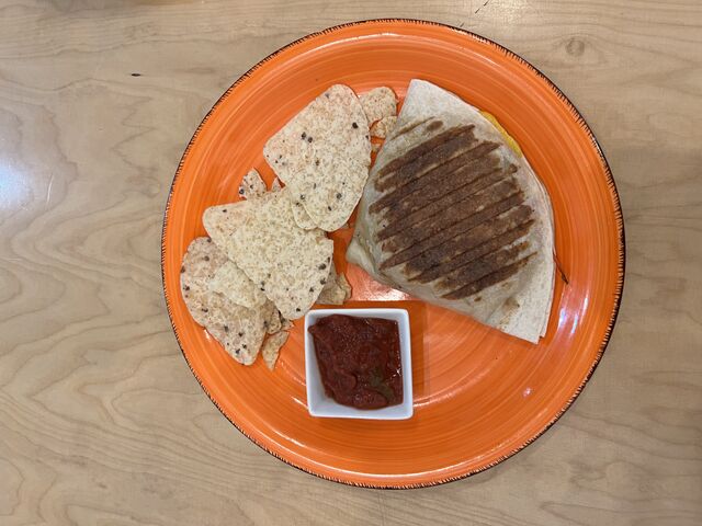 Fajita de pollo, con salsa mexicana y nachos.