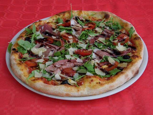 ITALIENNE
Mozzarella, pesto, après cuisson : roquette, tomates fraîches, jambon cru, parmesan