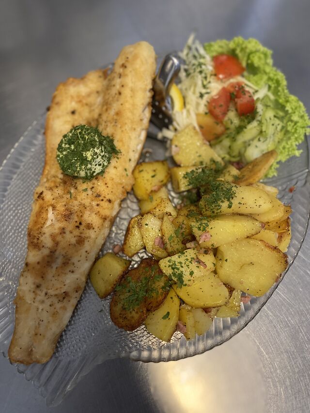 Zander gebraten mit Bratkartoffeln und Salatbeilage 