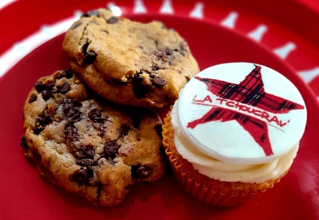 Cupcake Vanille avec déco logo, cookies pépites au chocolat