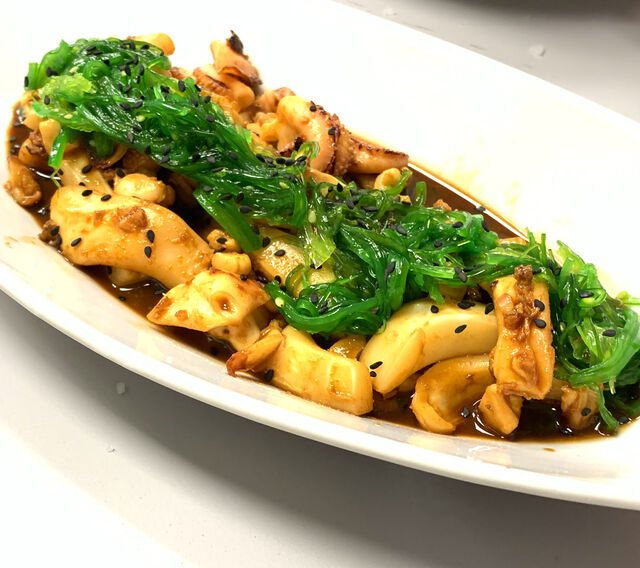 Salteado de sepia con soja y alga Wakame 