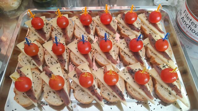 Tapa de queso curado con anchoa del Cantábrico y tomate cherry