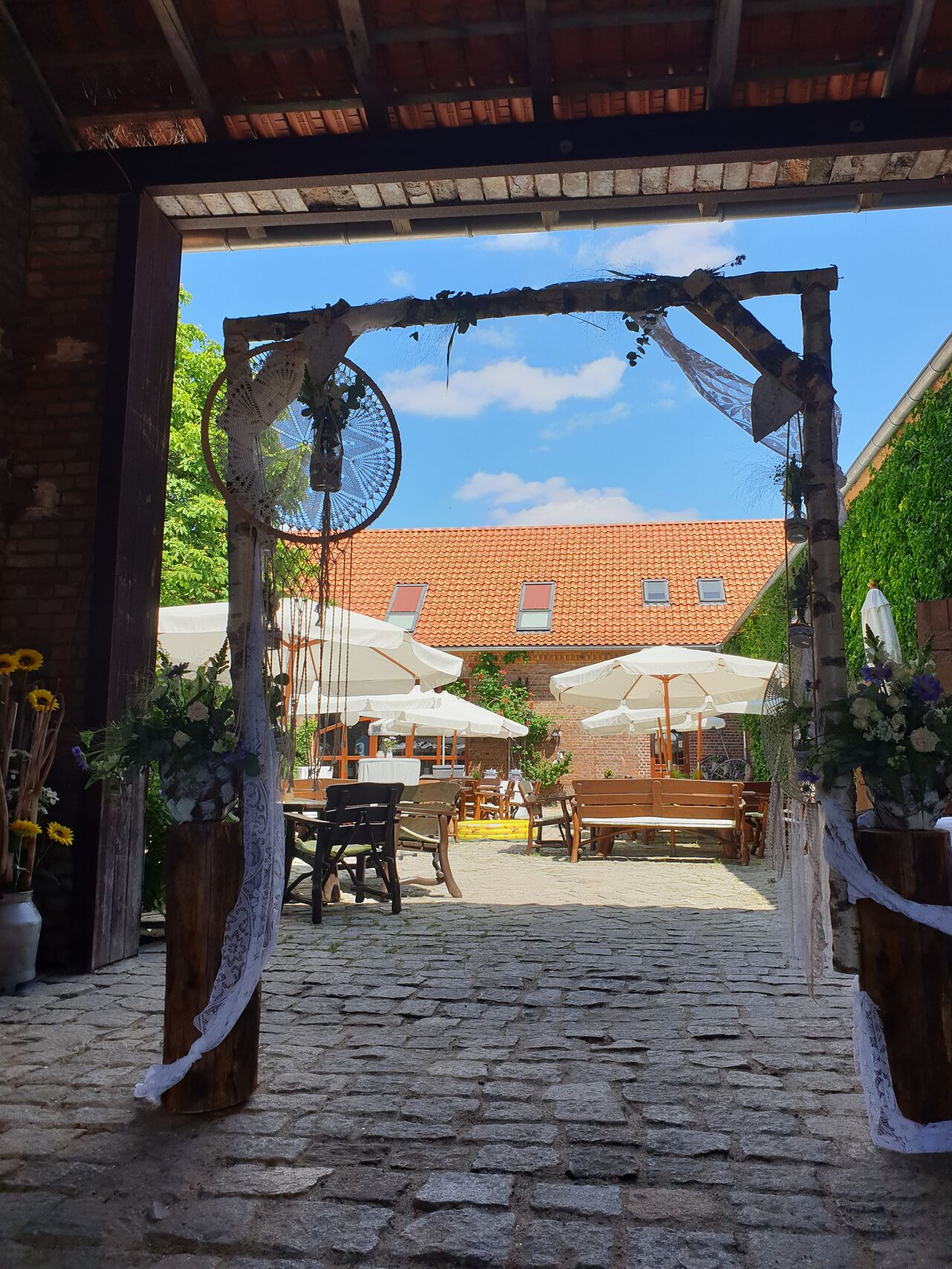 Hofeingang zur Hochzeit