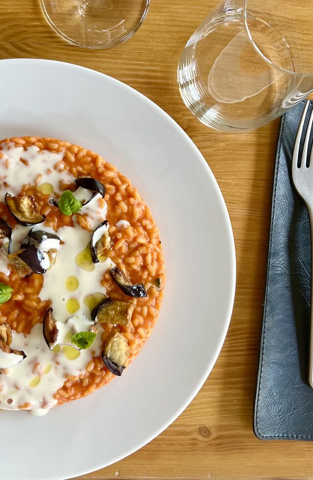 Risotto al pomodoro, crema al parmigiano e melanzane fritte