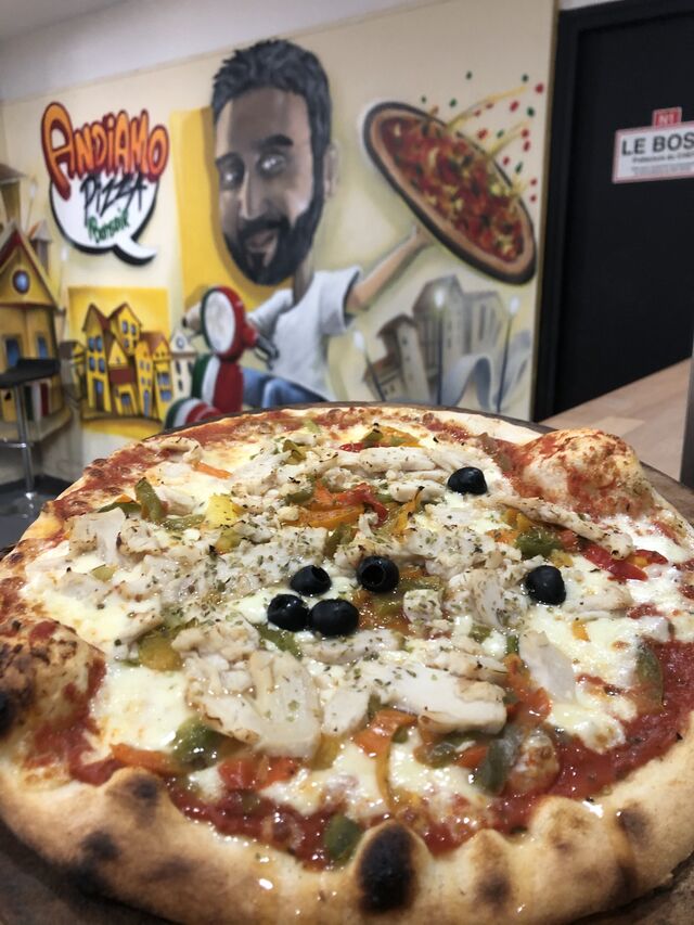 Basquaise: base tomate, emmental, poulet, oignons, et poivrons