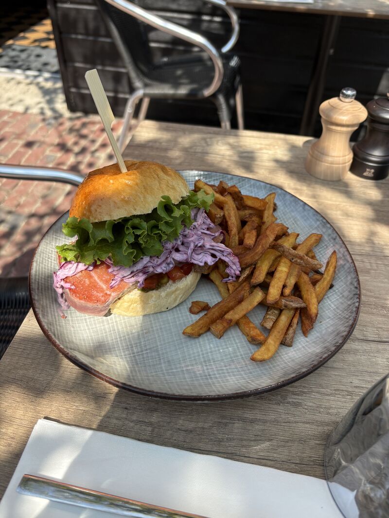 Burger mi-cuit de thon, coleslaw de choux rouges