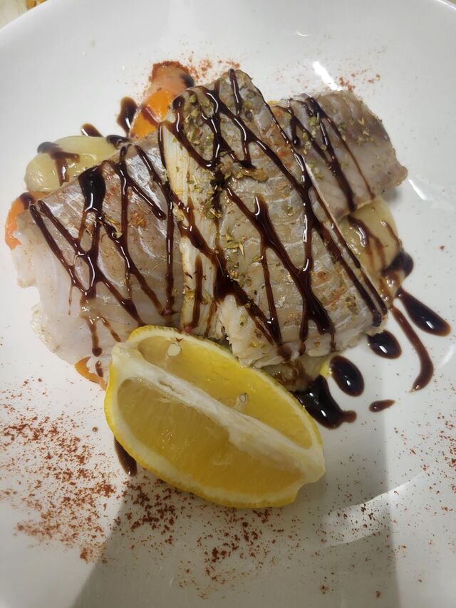 Poisson du marché crème de balsamique et légumes rôties