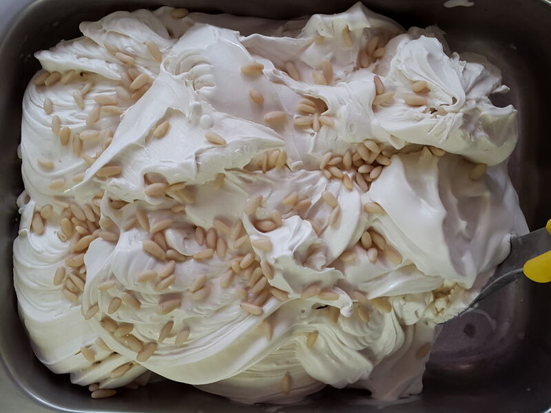 Gelato al gusto pinoli