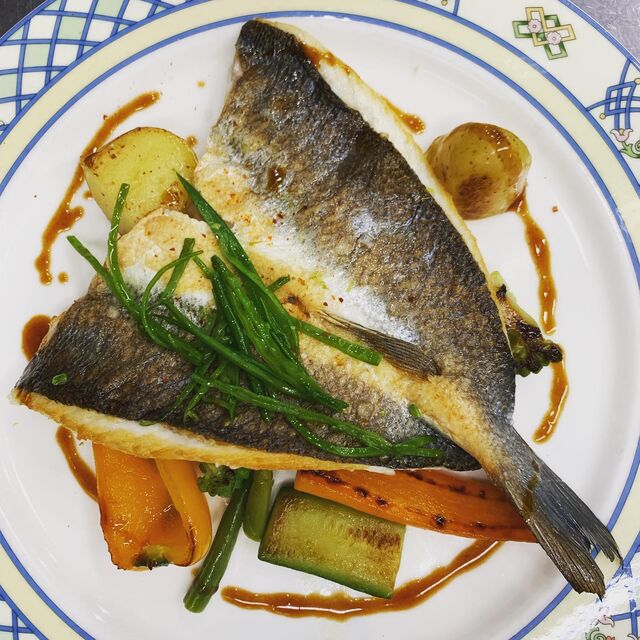 Loup accompagné de ses petits légumes du marché #juanlespins #antibes #antibesjuanlespins #lespetitesadresses06 #restaurant