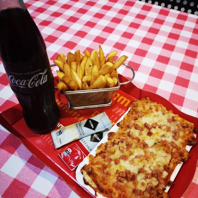 Porcion de pizza acompañada con patatas 