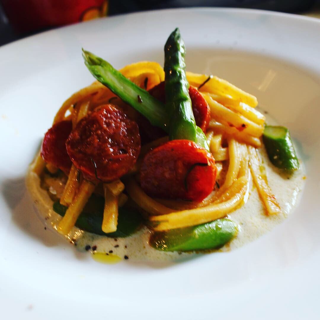 scialatelli con asparagi e chorizo su crema di pecorino