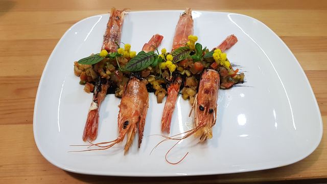 Gamberoni al nero in crosta di ratatouille