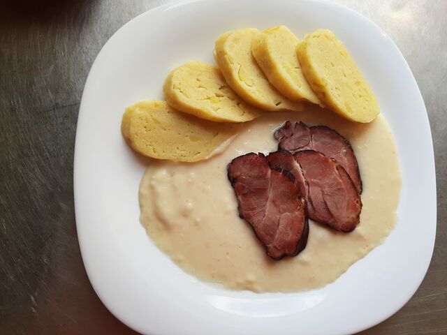 Chrenová omáčka, údená krkovička, zemiakové knedle.