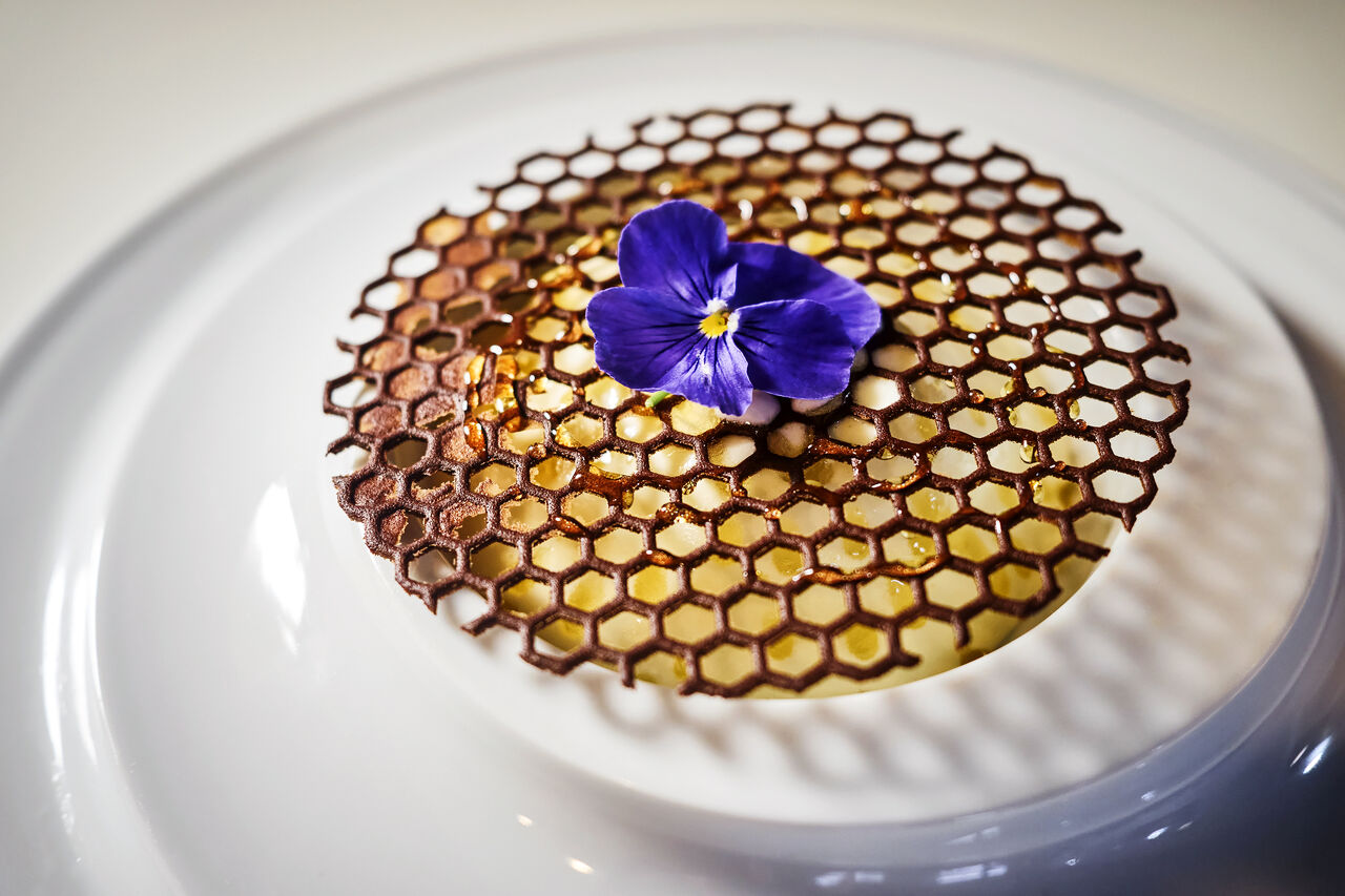 Nid d’Abeille – Pêche, Abricot & Miel d’Acacia | Restaurant Gastronomique Halal Lyon