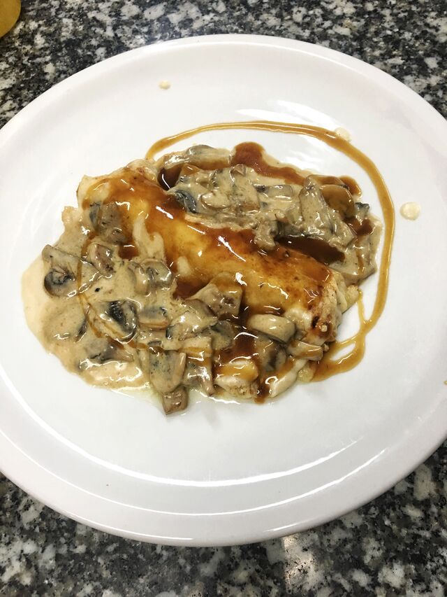 Canelón de pollo de corral con crema de setas