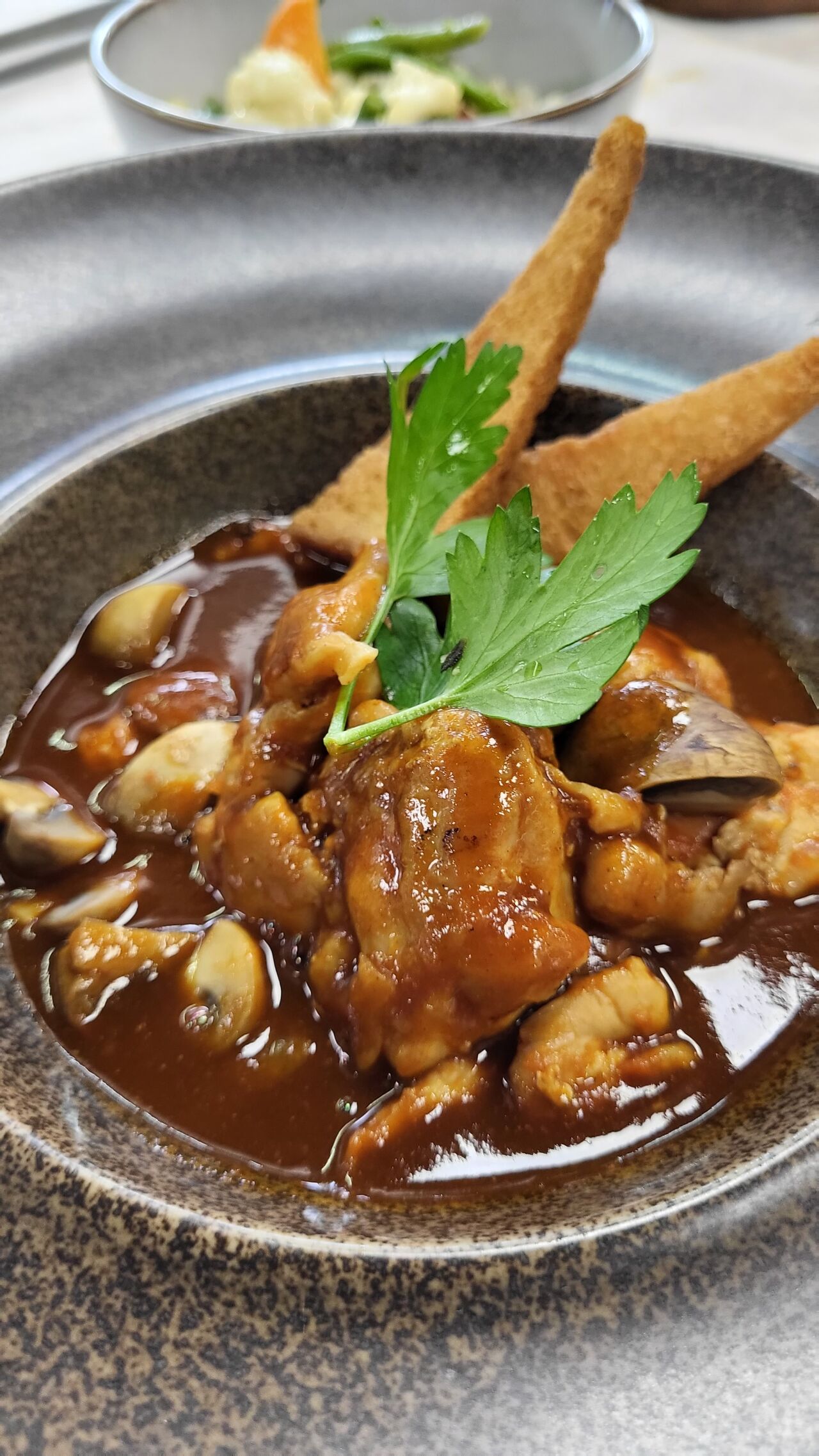 Sauté de volaille façon Marengo, champignons, croutons et riz tomaté