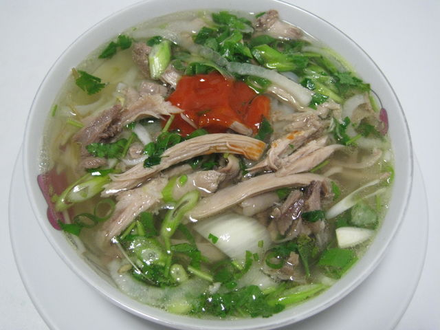 Bandnudeln Suppe mit Hühner- oder Rindfleisch