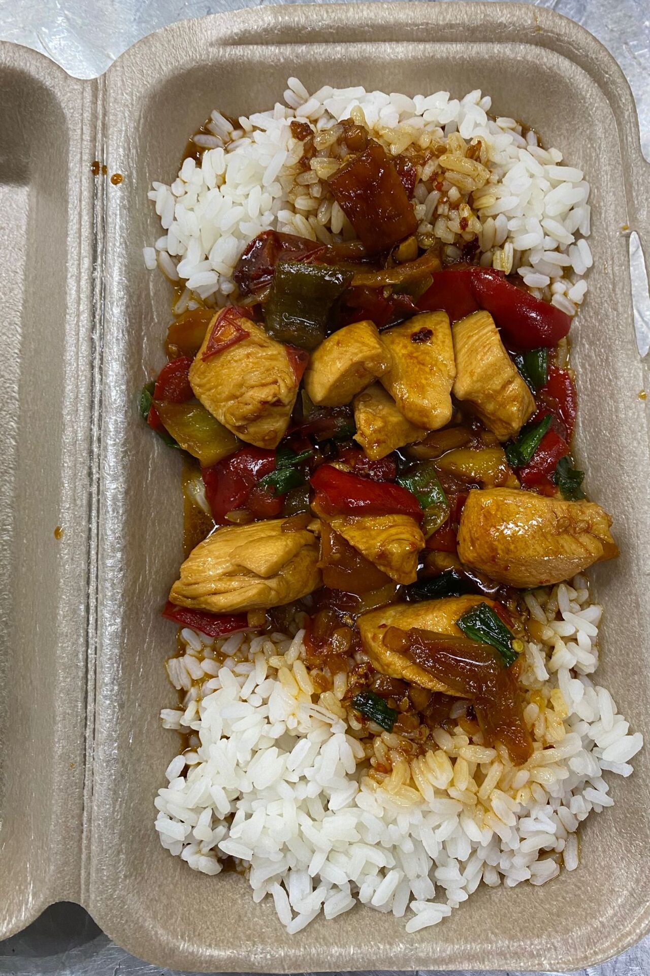 Pui în stil chinezesc cu garnitură de orez alb