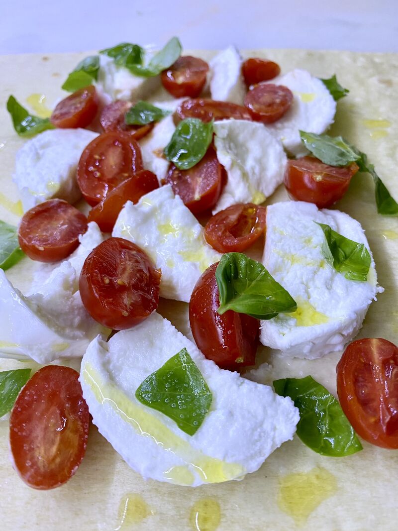 Fior di Piadina, la novità estiva che vi delizierà con mozzarella di bufala, pomodorini Ciliegini e basilico fresco.