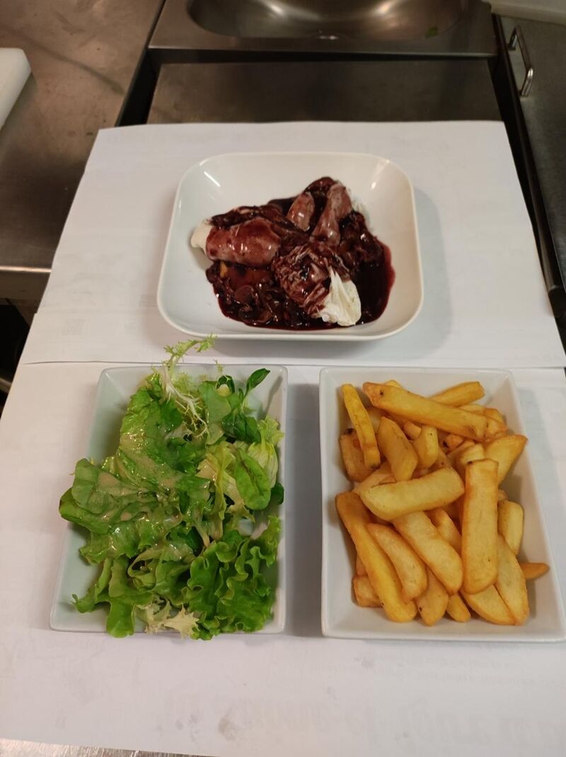 OEUFS EN MEURETTE :
Oeufs pochés et sa réduction de vin rouge, lardons, champignons, montée au beurre