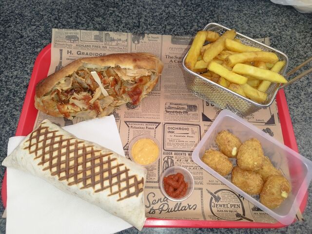 Kebab tu galette et pain , frites et Chili cheese