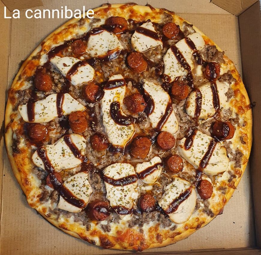 Base tomate, mozza, poulet, viande hachée, sauce BBQ, merguez, origan