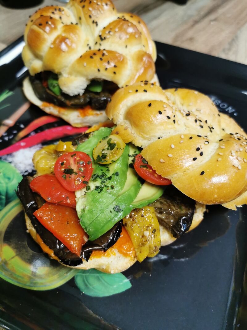 Sandwich végétarien : Pain brioché maison, légumes marinés, avocat