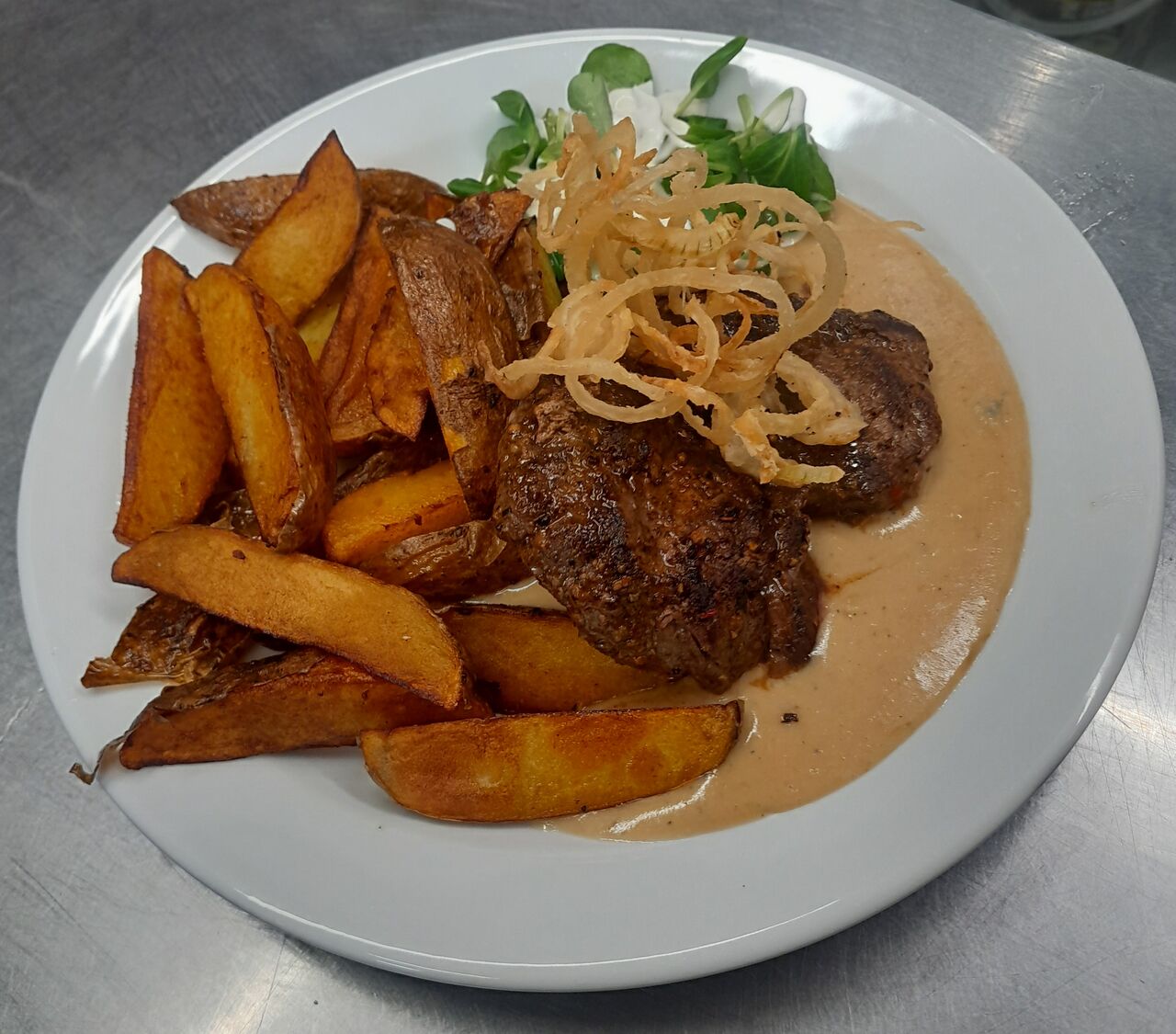 BIFTEK S PEPŘOVOU OMÁČKOU, ŠŤOUCHANÉ BRAMBORY