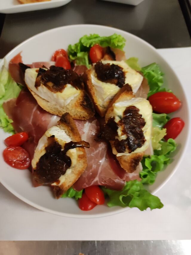 SALADE AUVERGNATE :
Croutons au bleu et confiture d'oignon gratinés