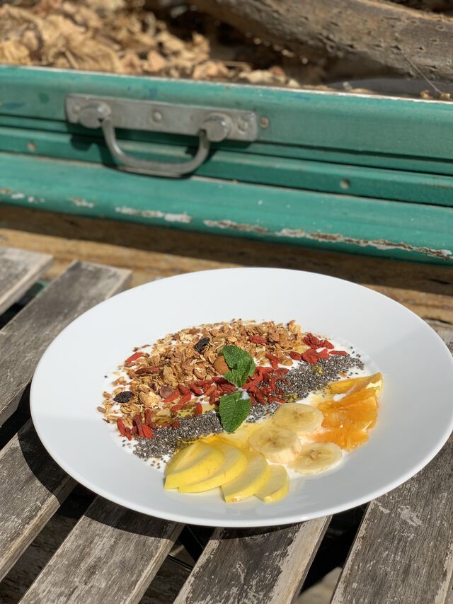 Jogurt s naší granolou a ovocem