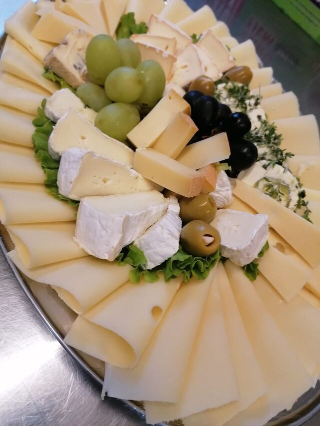 Beispiel für Käseplatte (800 g für ca. 5-6 Personen)