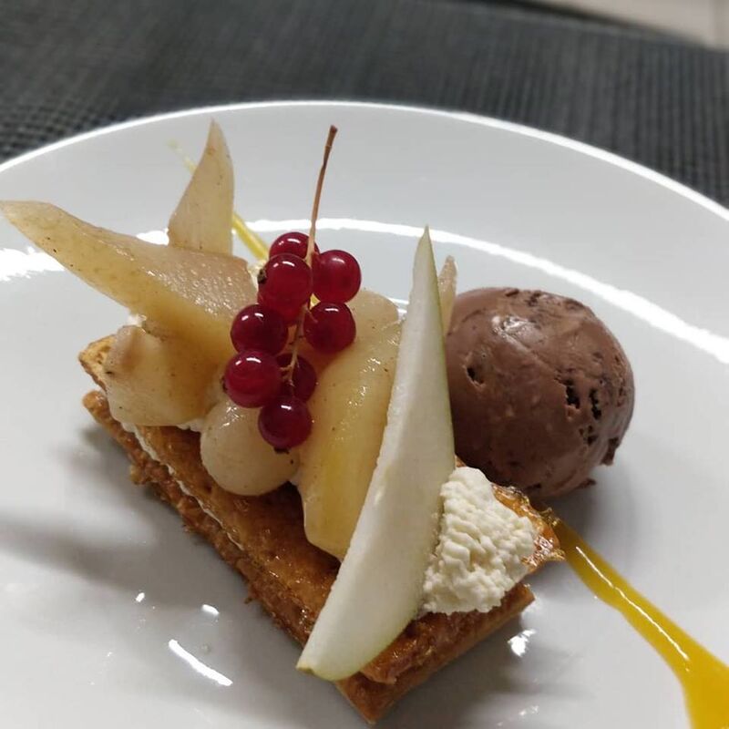 Milles feuilles caramélisé à la poire et glace chocolat