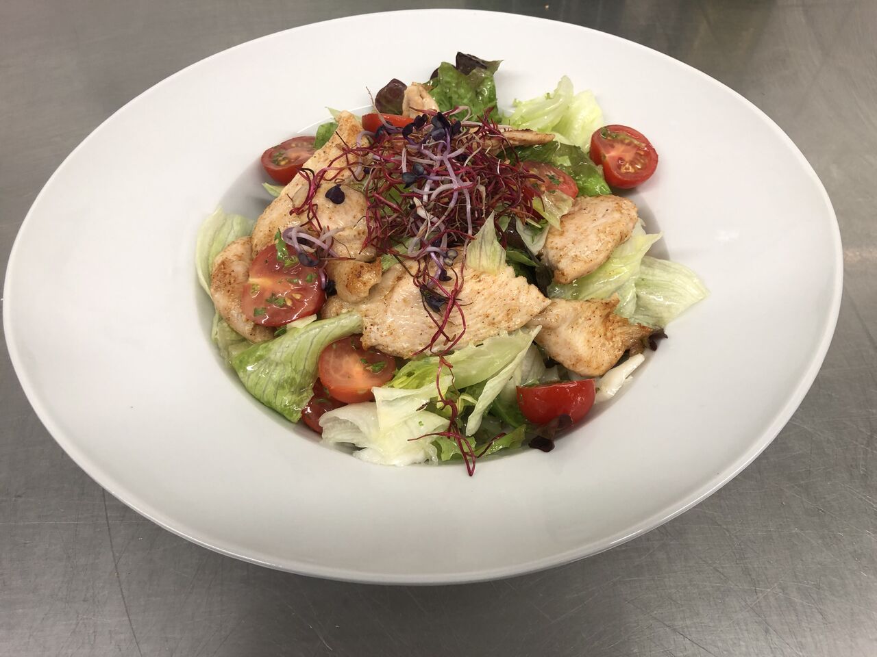 Impression aus der Küche - Salatteller mit Hähnchenbruststreifen