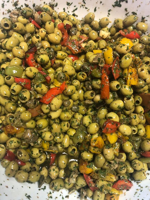 Italia mix
( mix van groene olijven, paprika en kappertjes)
