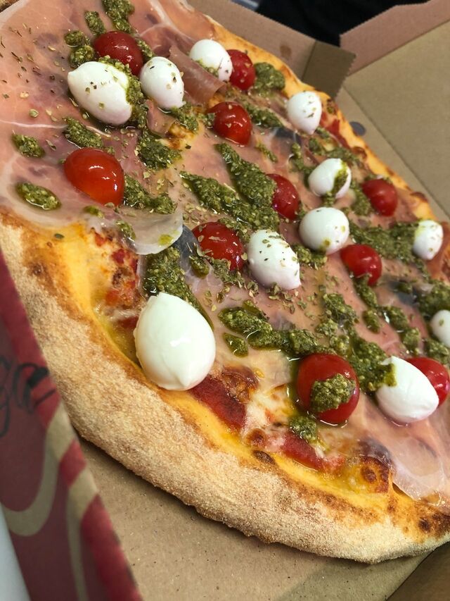 PIZZA: Base tomate, jambon cru, tomates cerises, billes de mozzarella fraiche, pesto 