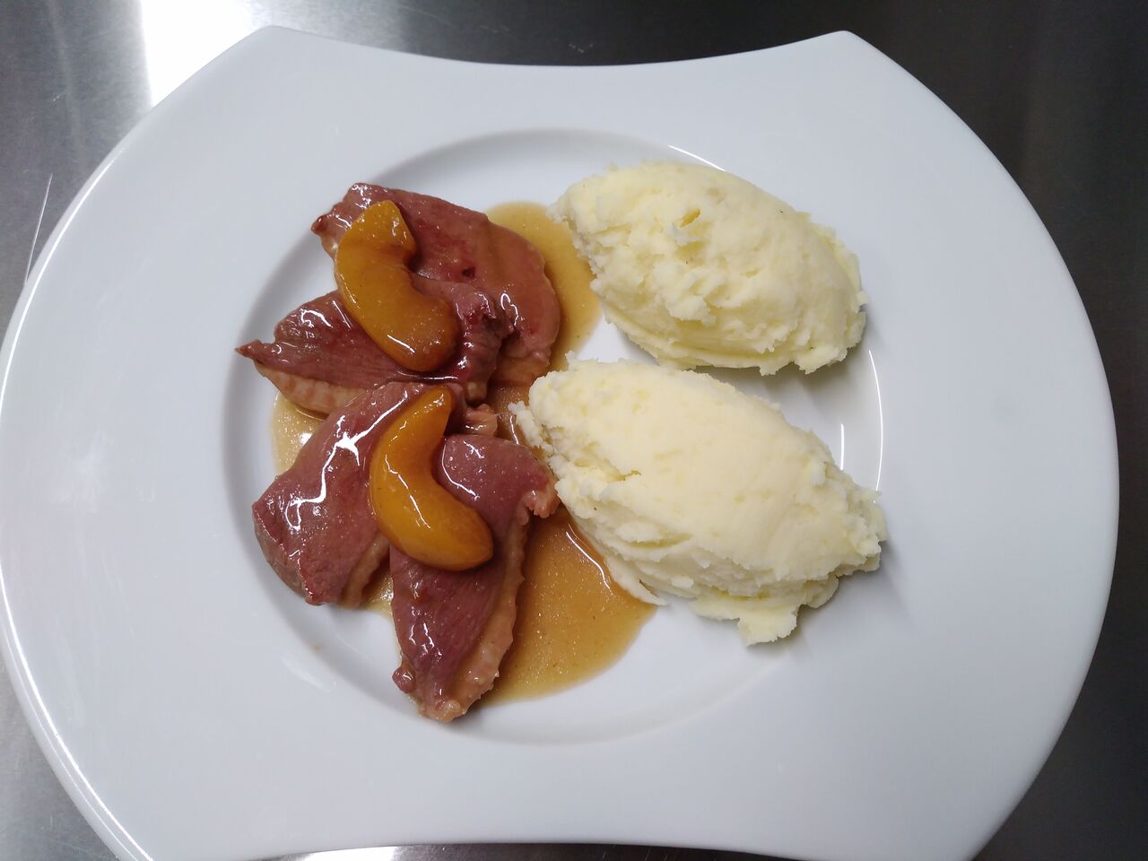 Magret de canard, pêche pochée et purée de pomme de terre
