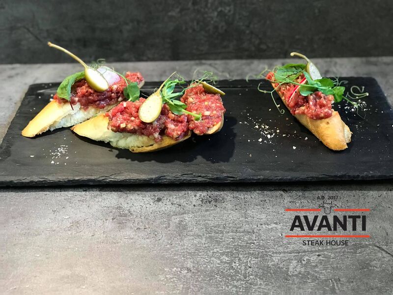 Przystawka - tatar z Polędwicy wołowej podany na aromatycznej grzance 