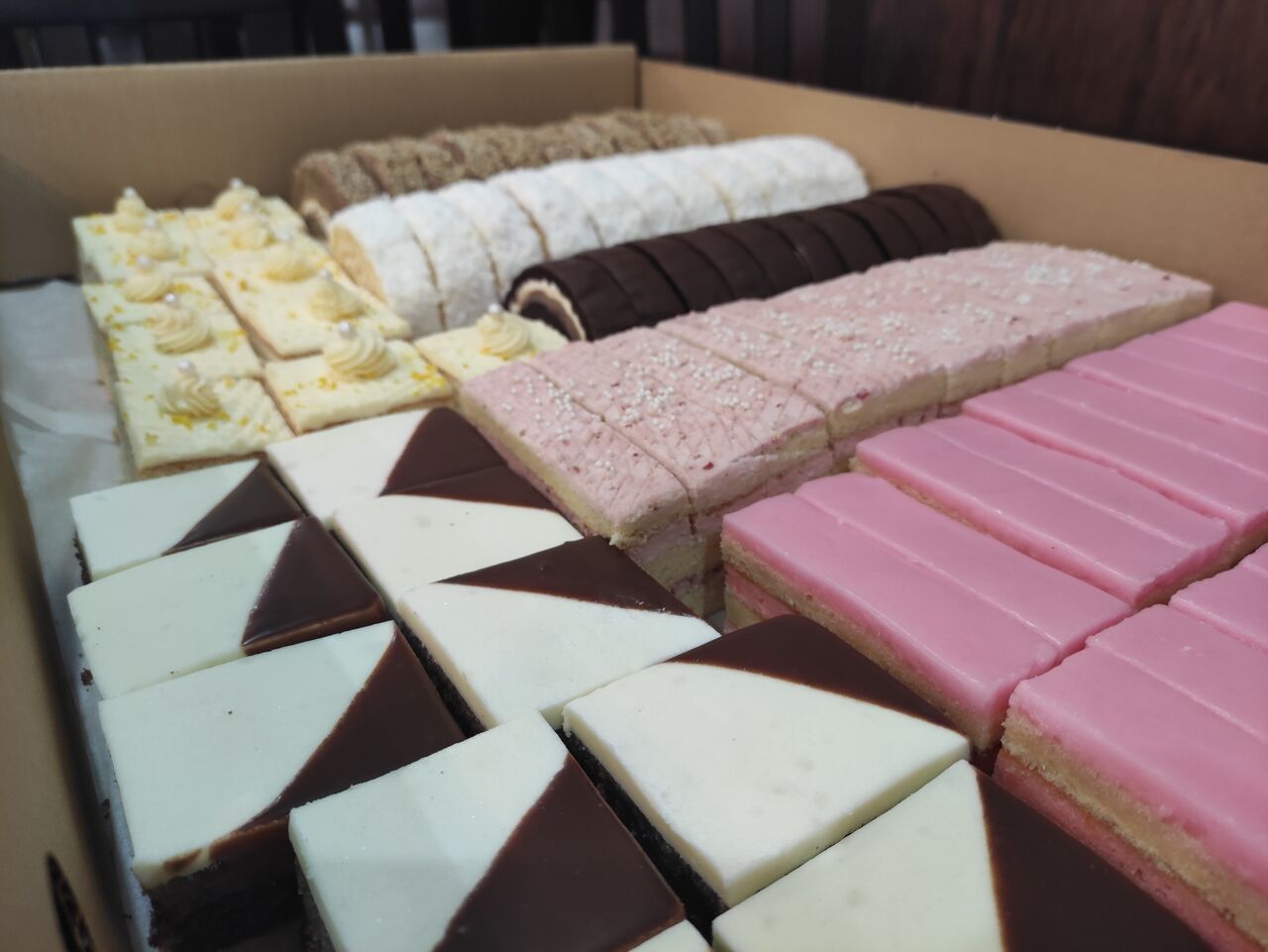 Ponúkame taktiež oslavy na kľúč. Od pohostenie až po sladké domáce dobroty👌👌