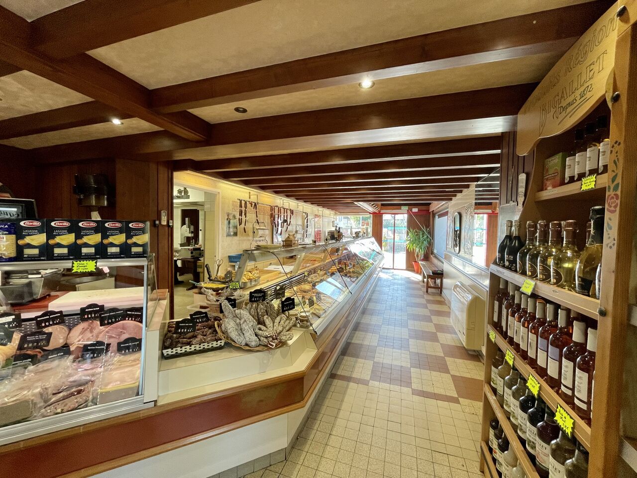 Une sélection de vin, jus de fruit et sirops