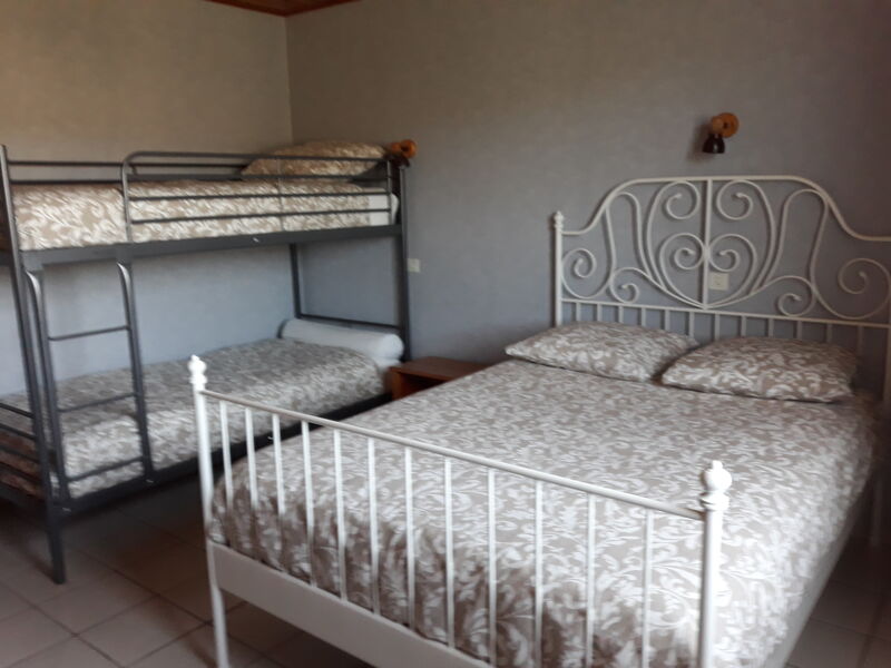 chambre familiale 3 ou 4 places, avec 1 lit en 140 et 2 lits superposés en 90.
WC et douche.