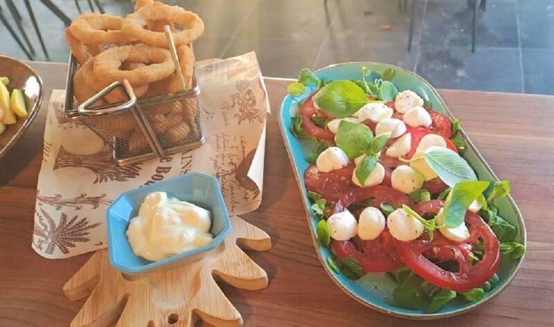 Onion rings i salata Caprese
