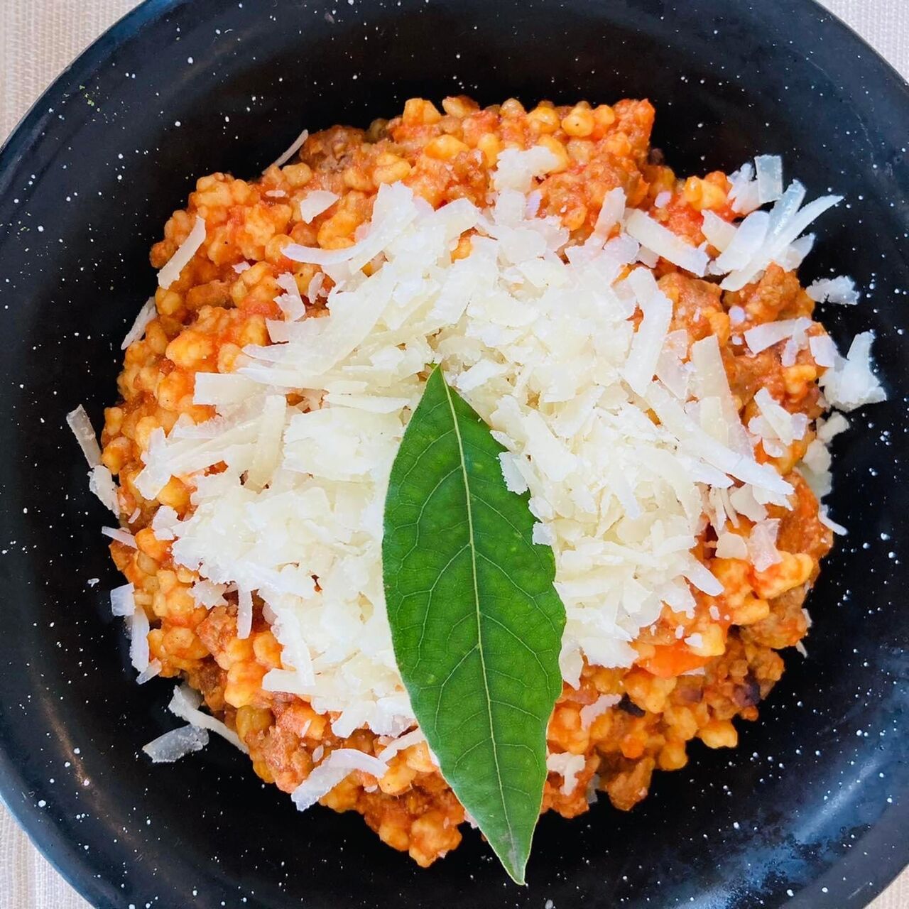 Fregola alla Campidanese: Ragù di salsiccia, pecorino e zafferano