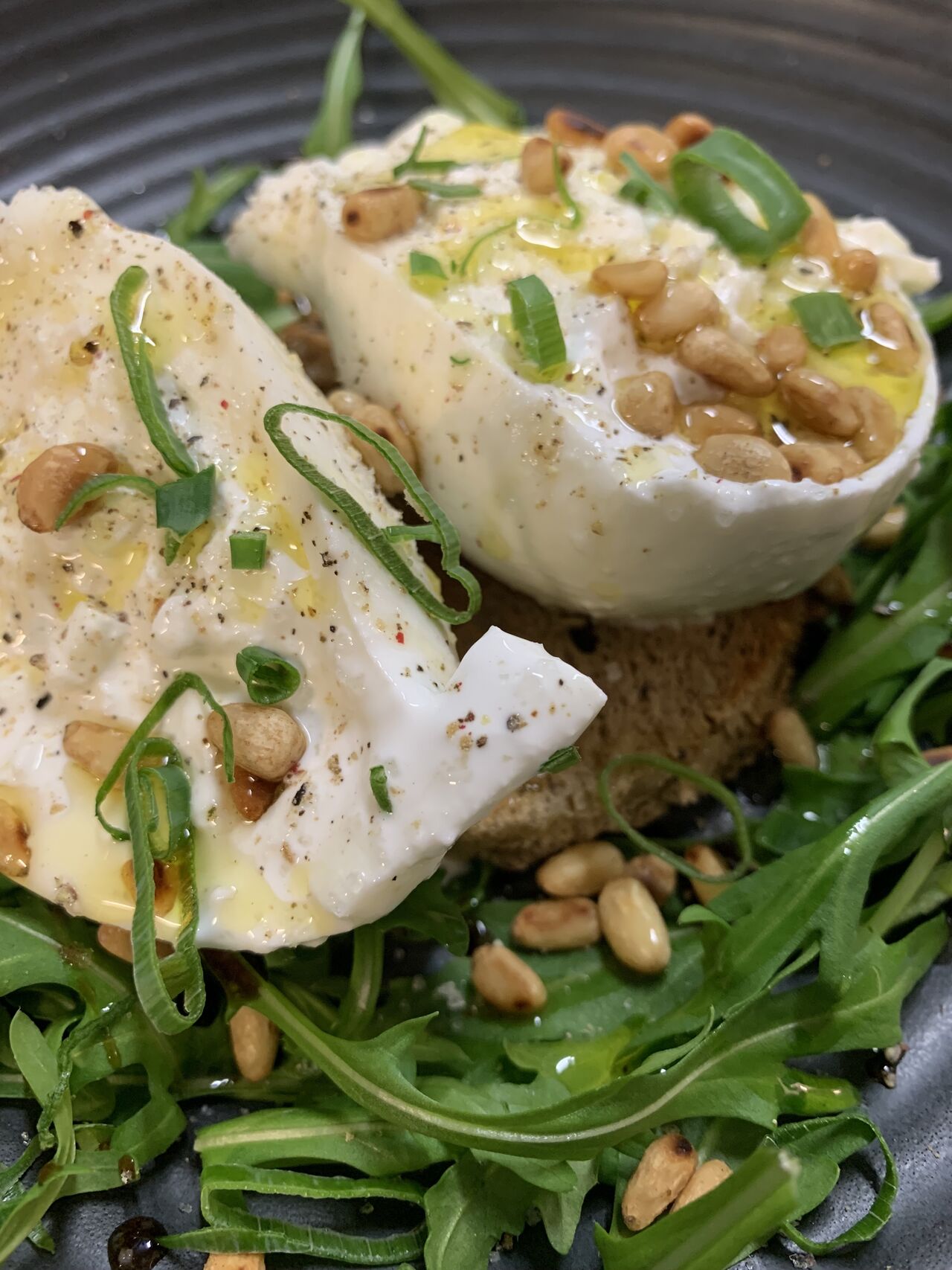 La Burrata Di Bufala, Huile d’Olive Fruitée Sauvage du Domaine de Marquiliani, Roquette et Pignons de Pin
