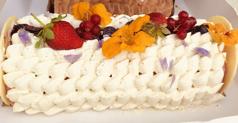 Bûche de Noël aux fruits rouges pochée chantilly vanille sur le biscuit de Savoie 8 parts : 45€