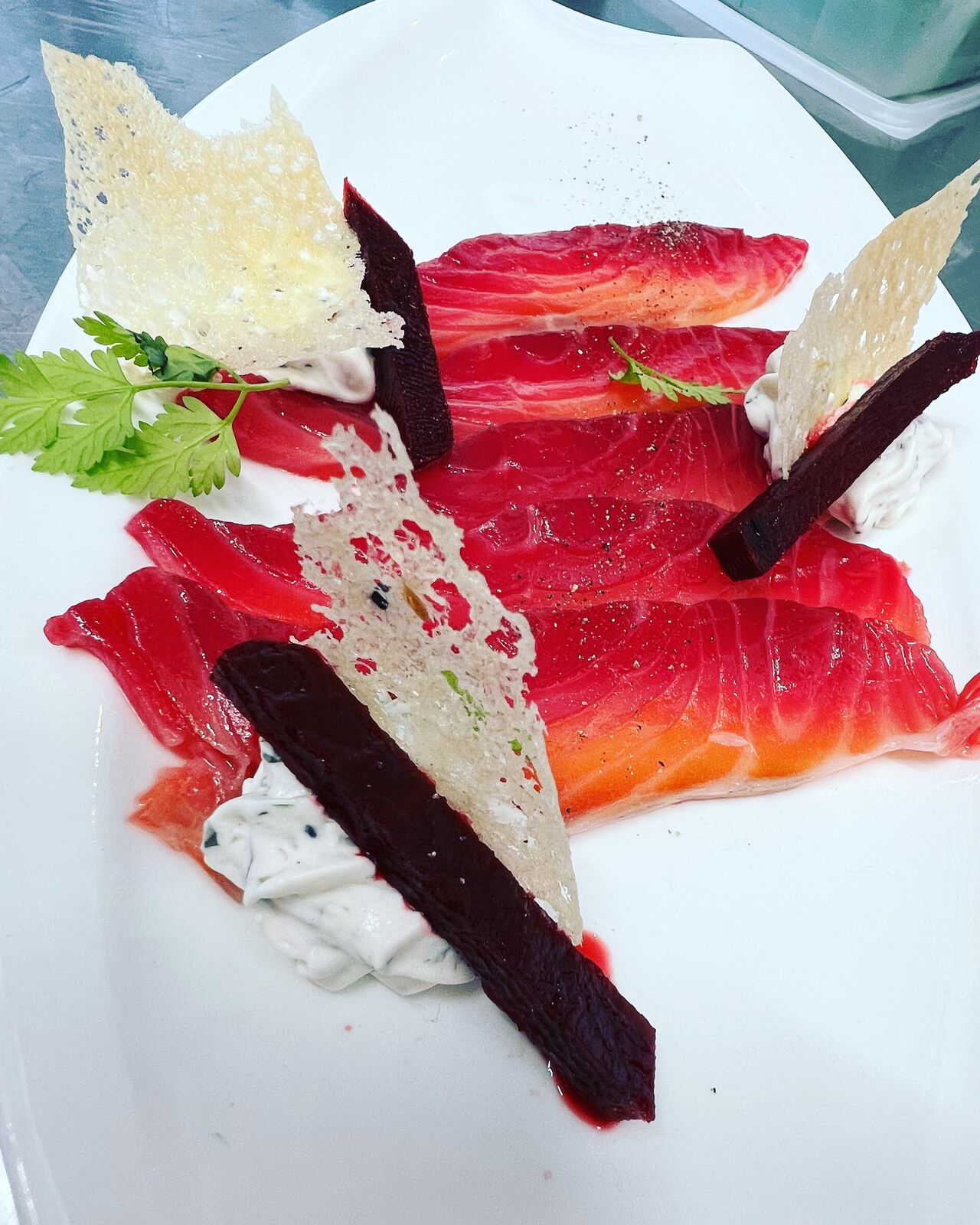 le gravlax de saumon à la betterave, crème acidulée au algues séché, pickles de betterave au gingembre, badiane et poivre noir